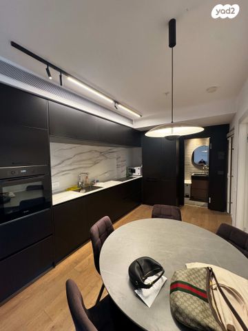 דירה, ליאונרדו דה וינצ'י 12, גני שרונה, קרית הממשלה, תל אביב יפו