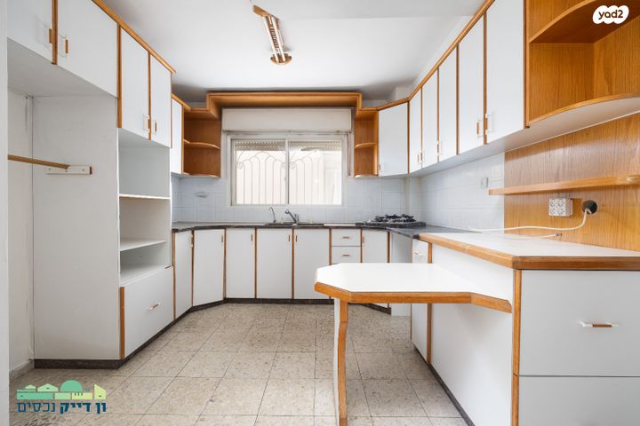 דירה, יעקב רז, ארמון הנציב, תלפיות מזרח, ירושלים