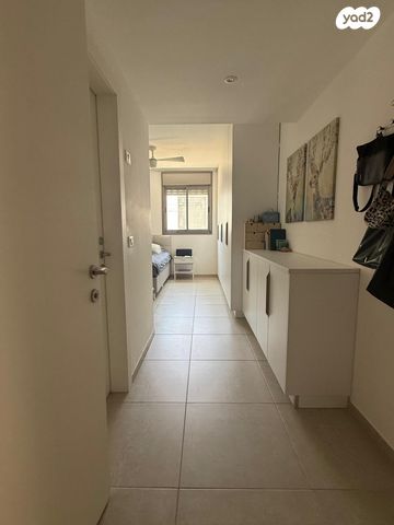 דירה, שרה אהרונסון, גדרה מזרח, גדרה