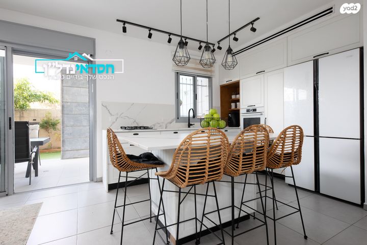 דירת גן, ש"י עגנון, נאות שמיר, יבנה