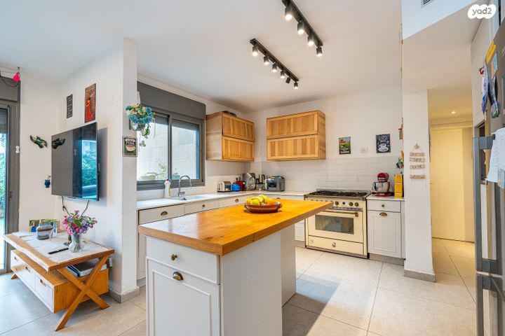 דירת גן, הפרחים, חריש