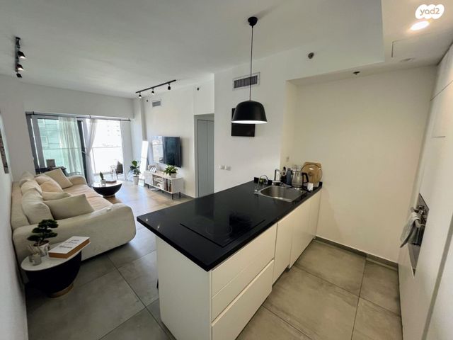 דרך מנחם בגין 144