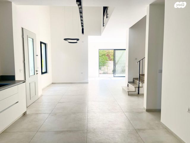 דו משפחתי, שאר העיר, זכרון יעקב