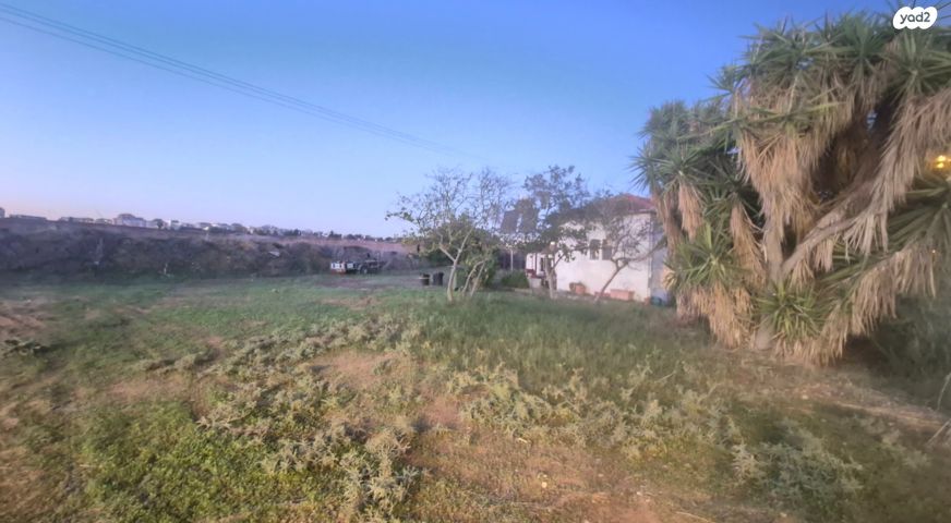 דו משפחתי, גיל עמל, הוד השרון