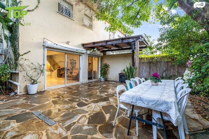 בית פרטי/ קוטג', משה לוי, גני איריס, נס ציונה