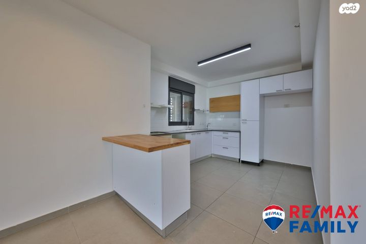 דירה, עפרה חזה, משכנות האומנים, קרית מוצקין