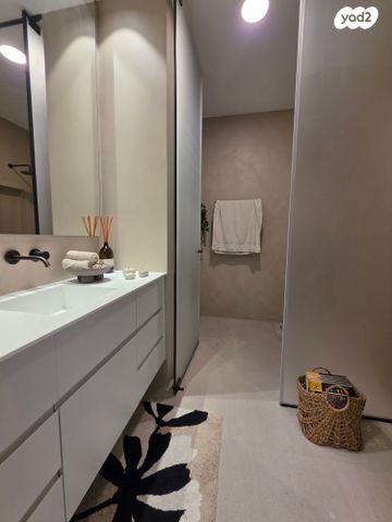 גג/ פנטהאוז, רזיאל, רמת חן, רמת גן