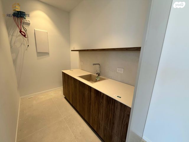 משרדים, המגרסה, מבשרת ציון