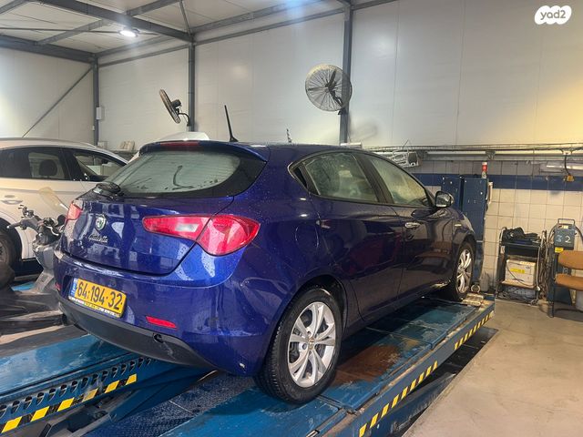 מודעת רכב אלפא רומיאו ג'ולייטה