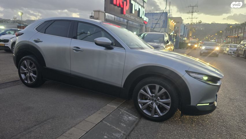 מודעת רכב מאזדה CX-30