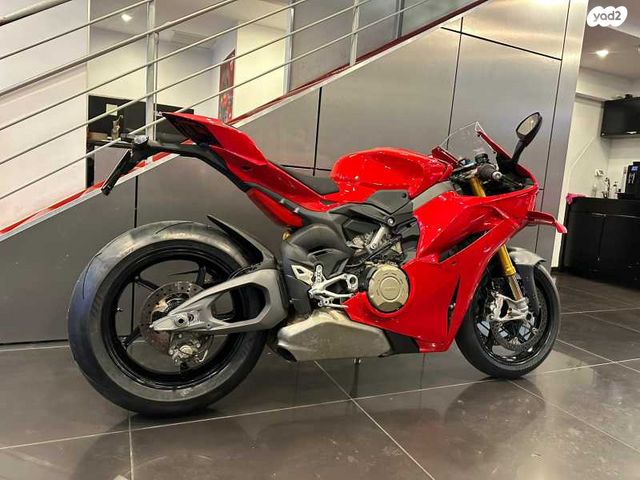 דוקאטי פניגאלה V4S