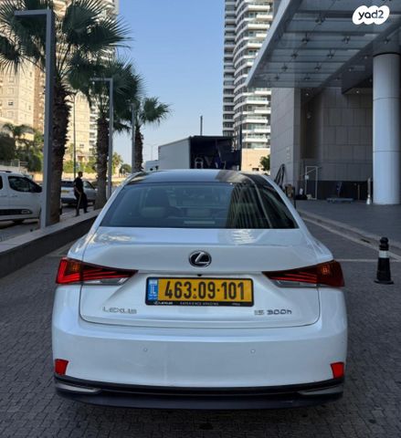 לקסוס IS