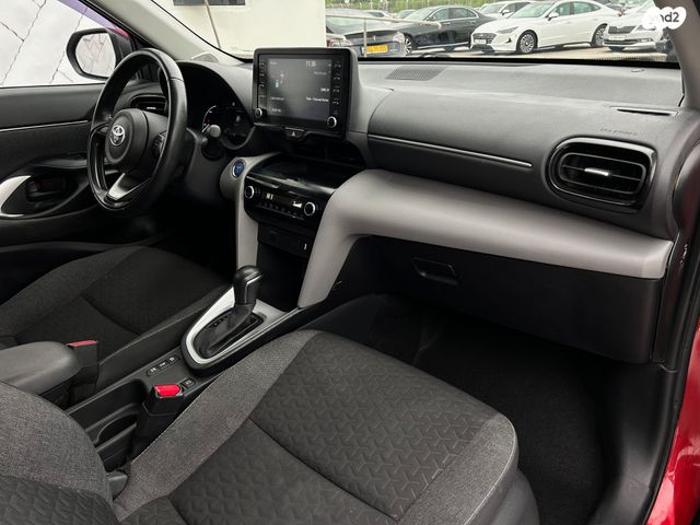 טויוטה יאריס קרוס