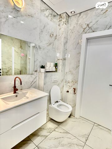 גג/ פנטהאוז, יהדות איטליה 3, רמת יורם, נתיבות