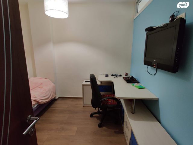 האחים אוסטשינסקי 21