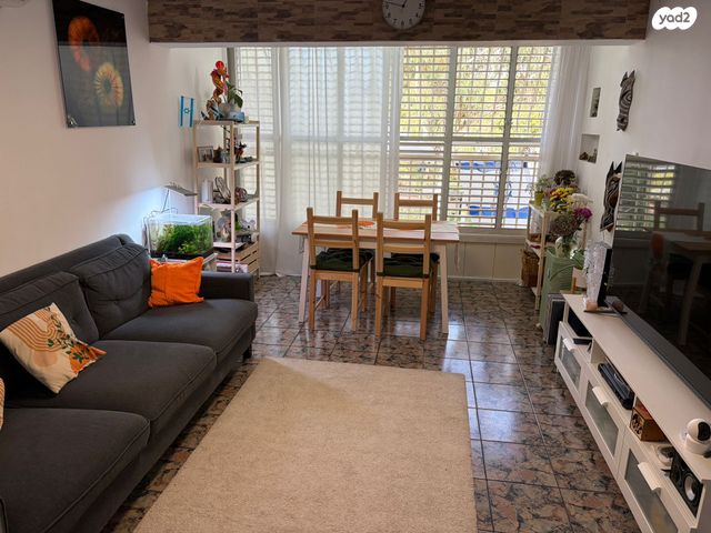 ארבע ארצות 18