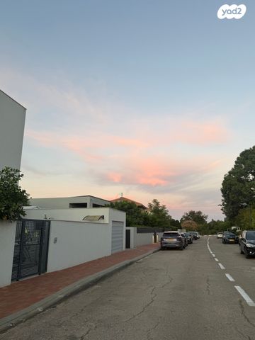 מרתף/ פרטר, היער 15, שאר העיר, קדימה צורן