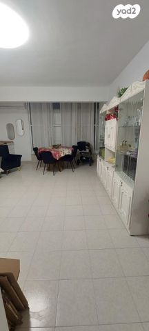 דירה, יאנוש קורצ'אק 2, לב העיר, בת ים