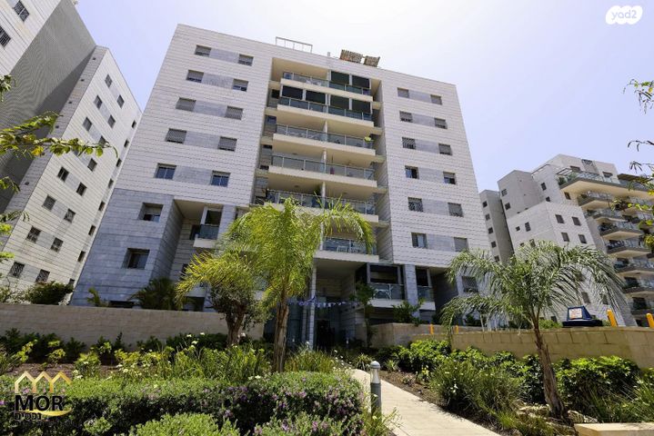 דירה, נאות שמיר, יבנה