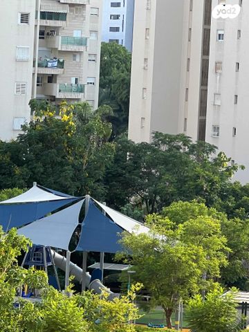 דירה, תנועות הנוער 9, נעורים, ראשון לציון