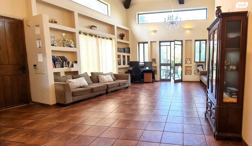 דו משפחתי, שערי תקווה