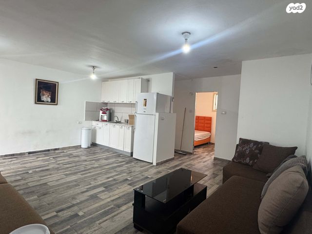 דירה, נתן אלבז, הראשונים, שלומי