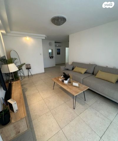 רחבת הרב עוזיאל 