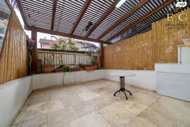 דירת גן, הפועל הצעיר, רחובות