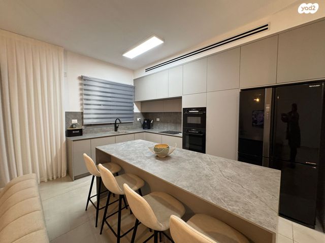 גג/ פנטהאוז, מבצע אנטבה 5, שמעון פרס/ האצטדיון, נהריה