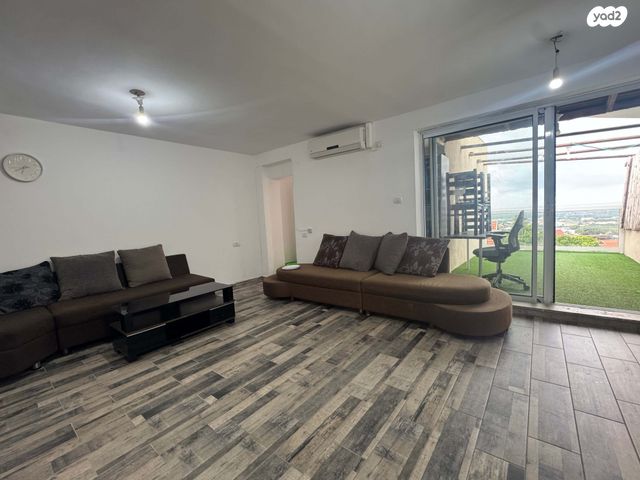 דירה, נתן אלבז, הראשונים, שלומי