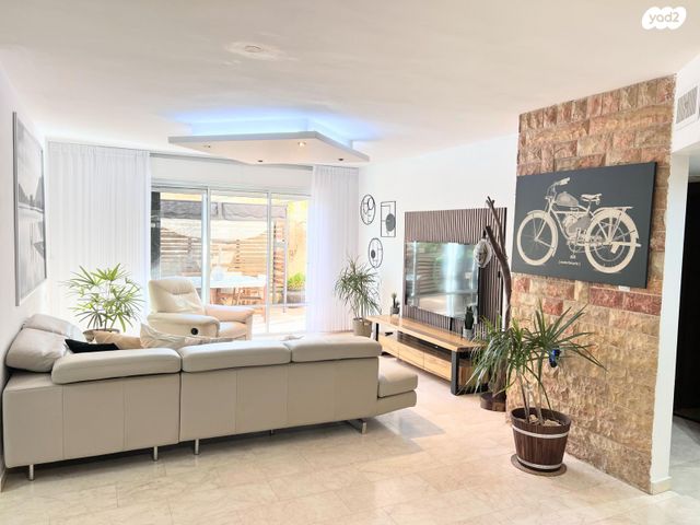 דירת גן, צביה ויצחק 54, גילה, ירושלים