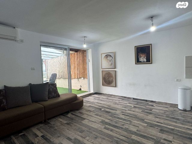 דירה, נתן אלבז, הראשונים, שלומי