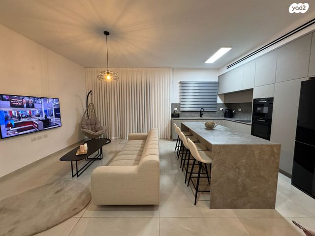 גג/ פנטהאוז, מבצע אנטבה 5, שמעון פרס/ האצטדיון, נהריה