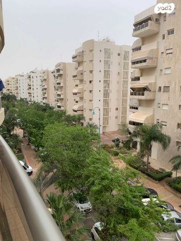 דירה, תנועות הנוער 9, נעורים, ראשון לציון