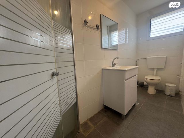 דירה, נתן אלבז, הראשונים, שלומי