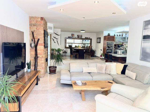 דירת גן, צביה ויצחק 54, גילה, ירושלים