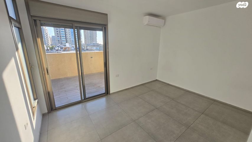 גג/ פנטהאוז, השר שפירא 44, בת ים