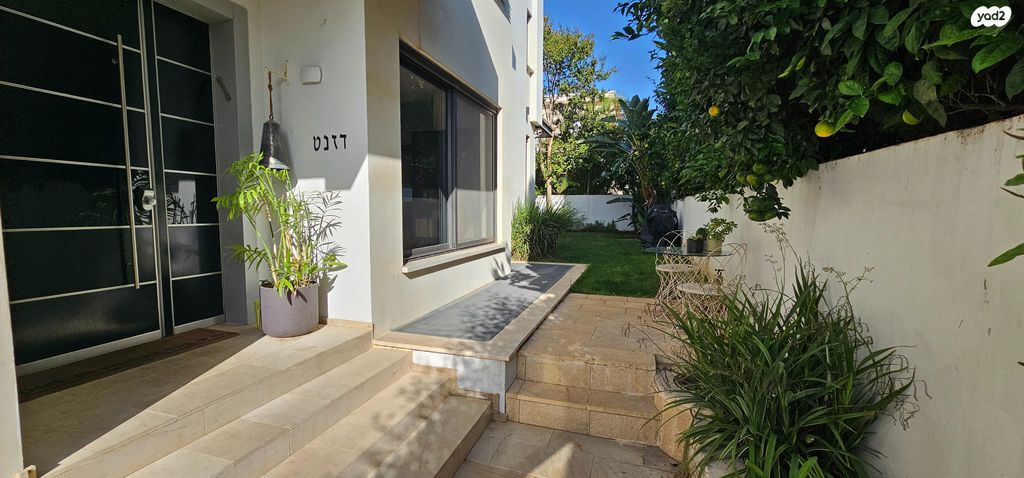 דו משפחתי, הוד השרון