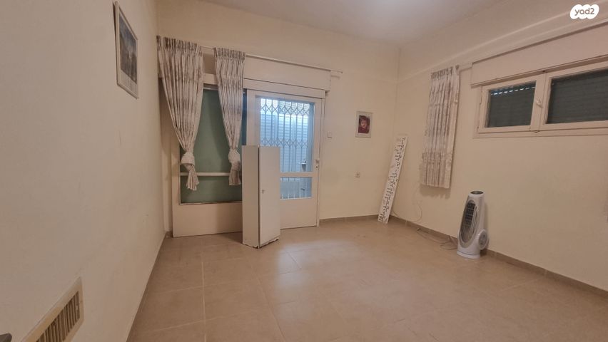 דו משפחתי, היינריך צבי גרץ 6, נאות גנים, נתניה