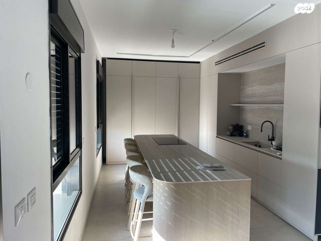 לוי אשכול 10