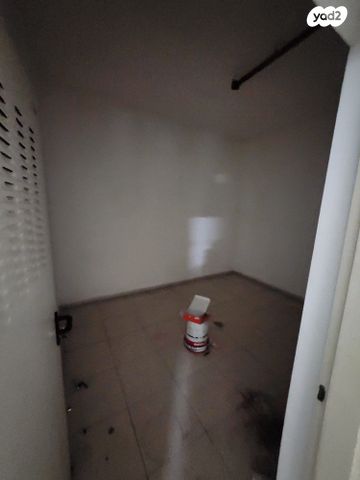 מחסן, ה' באייר 1, רובע הקריה, הסיטי, אשדוד