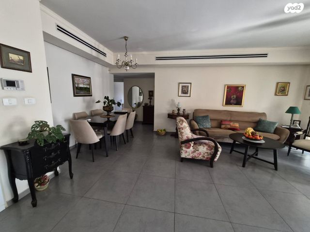 דירה, הרב זבולון גרז, רחובות הצעירה, רחובות