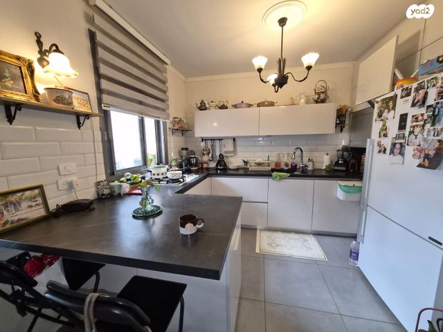 דירה, הרב זבולון גרז, רחובות הצעירה, רחובות