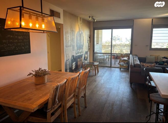 דירה, יגאל ידין, המגינים, מודיעין מכבים רעות