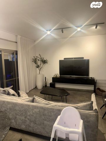 דירה, גולדה מאיר, שיכון עובדים, טבריה