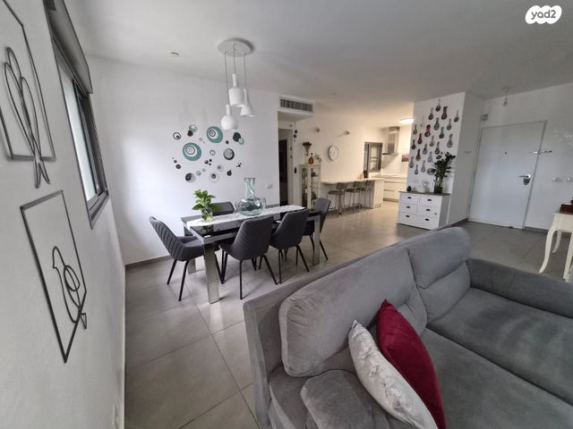 דירה, הרמן חיים קאופמן, אושיות, רחובות