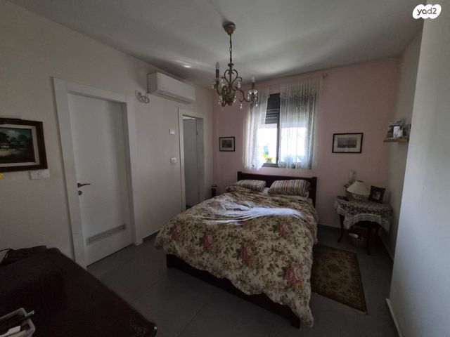 דירה, הרב זבולון גרז, רחובות הצעירה, רחובות