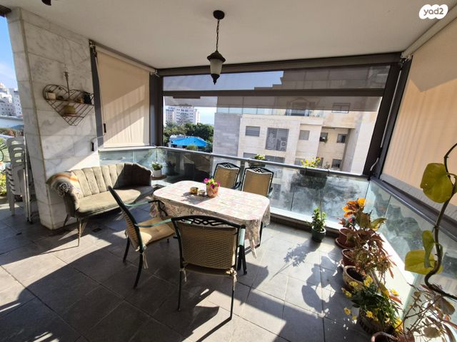 דירה, הרב זבולון גרז, רחובות הצעירה, רחובות