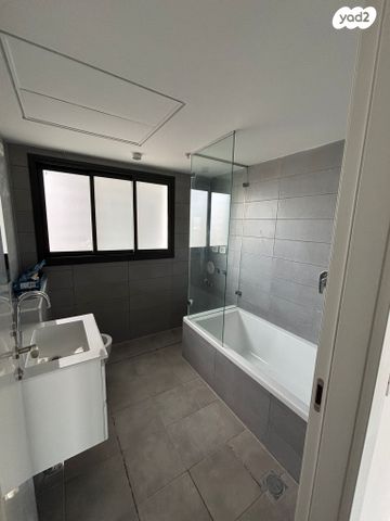 דירה, אמנון ליפקין שחק, נוף הטיילת, נתניה