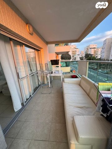 דירה, רחבעם זאבי, ברנע, אשקלון